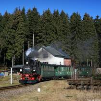 Schmalspurdampf im Erzgebirge: 99 582 f�hrt am 18.02.07 aus Richtung St�tzengr�n kommend in den Bf Neuheide ein.