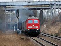 232 365 hat liebe M�he ihren G�terzug, nach einem Halt, wieder zu beschleunigen um mit ihm dann durch den Hbf Stralsund, weiter in Richtung Rostock zu fahren. (02.02.07)

