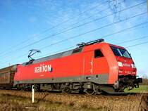 152 053 steht mit ihrem G�terzug in Martensdorf. (04.02.07)