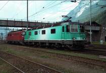 Die mintgr�ne Re 6/6 11655 (urspr�nglich geplanter Cargo-Look) hatte bereits wieder ihr Wappen  Cossonay  erhalten, als sie am 07.09.2002 die defekte Ae6/6 1417  Fribourg  von Erstfeld in Richtung HW Bellinzona schleppt. 