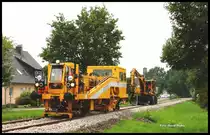 Auf der Georgs Marien Hütten Eisenbahn Strecke wurden Anfang August in Höhe des ehemaligen Haltepunktes Wulffskotten neue Gleise mit Ypsilon Eisenschwellen verlegt.
Es handelte sich aber nur um einen kurzen ca. 200 m langen Abschnitt, so dass eine kleine Baufahrzeug Einheit dafür ausreichte. Hier wurde die Szene mit Bagger und Gleis Stopfmaschine der Fa. Stefen im Bild fest gehalten, als diese am 8.8.2015 quasi die Endarbeiten ausführten.