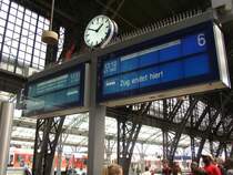 Die Anzeigetafeln von Gleis 6 + 7.                      
K�ln Hbf 16.06.06