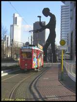 K-Triebwagen 106 bei der Sonderfahrt zum 30j�hrigen Jubil�um des Ebbelwei-Express am 03.02.2007 an der Haltestelle Festhalle/Messe vor dem Kunstwerk  Hammering Man  des US-amerikanischen K�nstlers Jonathan Borofsky. 
