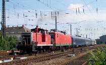 112 113 ist mit dem Nachtzug von  Stuttgart/M�nchen/Z�rich in Dresden-Neustadt  angekommen. Um ihn nach Dresden-Altstadt zu bringen, wo er bis zur R�ckfahrt abgestellt wird und wo es jedoch keine Oberleitung gibt, ist die 365 149 vorgespannt (27.06.03)
