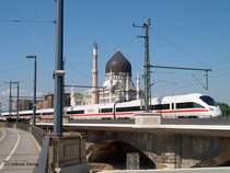 Nein, nicht im Orient sondern in Dresden f�hrt hier BR 411  Weimar  als ICE 1650 nach Frankfurt (27.06.03)
