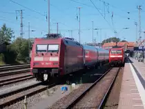 Während 101 068 noch abgebügelt,am 09.August 2015 in Stralsund stand,war 120 138 schon an ihren Zug am Bahnsteig.