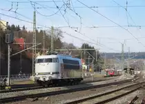 103 222 von Rail Adventure durchf�hrt am 07.M�rz 2015 Lz den Bahnhof Kronach in Richtung Lichtenfels.
