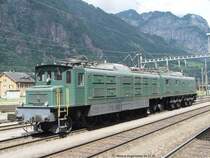 SBB Historic Ae 8/14 11801 am 05.07.03 in Erstfeld
Um Stillstandsch�den zu vermeiden werden die historischen
Fahrzeuge des Standorts Erstfeld regelm�ssig bewegt