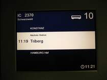 Der Zugzielanzeiger im IC 2370 Schwarzwald kurz vor Triberg.