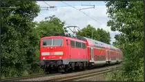 Die 111 127-7 ist mit den Wupper Express (RE 4) nach Aachen unterwegs. Hier zu sehen im Gleisbogen auf der Kbs 485 bei Rimburg,unweit von Übach Palenberg am 14.August 2015.
