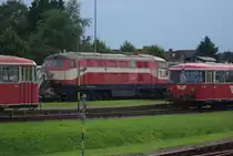 EVB 420 01, das ist die ehemalige Gasturbinen-Versuchslok DB V169 bzw 219 001, wie man an der seitlich angebrachten UIC/EBA-Fahrzeugnummer erkennen kann, steht auch am 10.08.2015 immer noch beschädigt abgestellt zwischen anderen Fahrzeugen im EVB-Betriebswerk Bremervörde. Am rechten Führerstand erkennt man die Beschädigungen und Stauchungen.