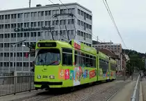 GT8N 224 der Freiburger Straßenbahn erreicht am 01.08.2015 die Haltestelle Hauptbahnhof