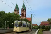 In den Sommermonaten betreiben die Freunde der Freiburger Straßenbahn e. V. zwischen der Paduaallee und der Stadthalle die Oldtimerlinie 7. Am 01.08.2015 kommt der 1959 von der Waggonfabrik Rastatt gebaute Tw 100 an der Haltestelle Hauptbahnhof an, im Hintergrund die Herz-Jesu-Kirche.