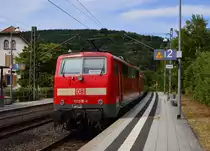 RE1 nach Mannheim, geschoben wird der Zug von der 111 018-8 hier durch Neckargerach. 14.8.2015