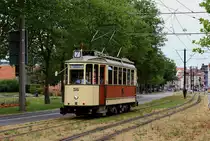 In den Sommermonaten betreiben die Freunde der Freiburger Straßenbahn e. V. zwischen der Paduaallee und der Stadthalle die Oldtimerlinie 7. Am 01.08.2015 wurde neben dem Tw 100 auch der 1927 von der Waggonfabrik Rastatt gebaute Maximum-Tw 56 eingesetzt, der hier am 01.08.2015 kurz vor der Endhaltestelle Stadthalle auf der Schwarzwaldstraße unterwegs ist. Dem Rasen ist anzusehen, dass es in der letzten Zeit viel zu wenig Niederschlag gegeben hat.