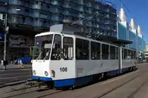 Estland / Stra�enbahn Tallinn: KT4SU - Wagen 108 unterwegs als Linie 4. Aufgenommen im Juli 2013 an der Haltestelle  Hobujaama  in der Stadtmitte von Tallinn.