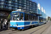 Estland / Straßenbahn Tallinn: KT6T (KTNF6) - Wagen 99 unterwegs als Linie 4. Aufgenommen im Juli 2013 an der Haltestelle  Hobujaama  in der Stadtmitte von Tallinn.