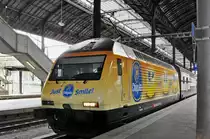Re 460 029-2 mit einer Chiquita Werbung wartet im Bahnhof SBB. Die Aufnahme stammt vom 15.08.2015.
