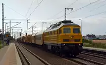 233 493, welche von der Deutschen Gleis- und Tiefbau(DGT) in Königsborn eingesetzt wird, fuhr mit einem Schotterreinigungszug am 09.07.15 durch Rodleben Richtung Bitterfeld.