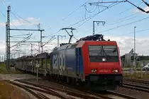 Auch 482 041 musste am 09.07.15 wegen 155 060, welche das Hauptgleis blockierte, über das Bahnsteiggleis geleitet werden. Fotografiert vom Bahnsteigzugang.