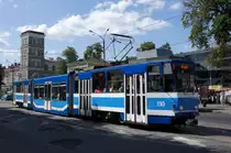 Estland / Straßenbahn Tallinn: KT6T (KTNF6) - Wagen 110 unterwegs als Linie 2. Aufgenommen im Juli 2013 am Platz  Viru väljak  in der Stadtmitte von Tallinn.
