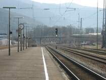 Bahnhof Hausach 23.2.07: Blick gen Donaueschingen (Singen). Mit dem auf Fahrt frei stehenden Signal f�r den CS 55915 (Gipszug)um 10.46Uhr
