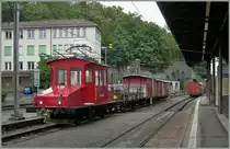 Der CEV Te 82 suggeriert mit seinen Güterwagen Kk 501, Gk 36, 35 und 30 leider längst der Vergangenheit angehörenden, regen Güterverkehr bei der CEV.
Vevey, den 15. August 2015
