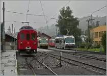 Obwohl am Sonntag die CEV Züge nur stündlich fahren, kommt in Blonay zu vollen Sunde aos manches zusammen: RhB 4/4 N° 35 der Museumsbahn B-C, ein GTW 2/6 nach Vevey und der CEV Beh 2/4 72 wartet auf die Abfahrt Richtung Les Pleiades. 
16. August 2015