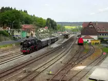 03 2155-4 zieht am 16. Mai 2015 einen Sonderzug durch Kronach in Richtung Lichtenfels.