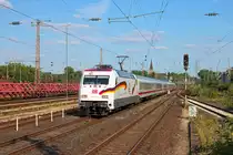 Am 31.7.2015 war es nicht mehr weit bis zur Feier der 25-jährigen deutschen Einheit. Warum man dafür die 101 027 statt 025 nahm, ist ebenso unerklärlich wie das recht einfallslose Design. In Mülheim-Styrum konnte sie am IC 2223 festgehalten werden