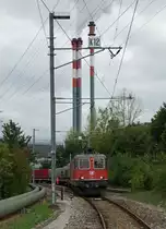 SBB: Re 4/4 11185 mit Kehricht- und Schlackenwagen beim Verlassen der KEBAG EMMENSPITZ Zuchwil am 10. August 2015.
Foto: Walter Ruetsch