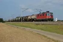 SBB: Re 4/4 11247 mit einem langen Kesselwagenzug bei Niederbipp auf der Fahrt zur Raffinerie de Cressier SA in Cornaux NE am 11. August 2015.
Foto: Walter Ruetsch