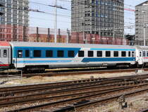 Slowenien - Personenwagen  Beelm 61 79 20-70 002-9 bei der einfahrt in den HB Zürich am 26.07.2015