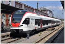 RB 87688 nach Engen im Bahnhof Singen wird durch den Flirt 521 207 geführt. (02.08.2015)