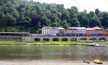 Eine unbekante 386er  von der METRANS kommt durch Königstein(Sächsische Schweiz) mit einem langen  Containerzug aus Bremerhaven(D) nach Prag(CZ) aus Richtung Dresden-Hbf und fährt in Richtung Bad-Schandau(D),Krippen(D),Schöna(D),Decin(CZ). 
Aufgenommen vom Elbetalradweg in Köingstein(Sächsische-Schweiz). 
Bei Sommerwetter am Nachmittag vom 17.7.2015.