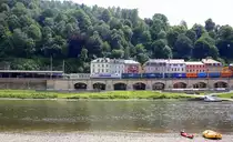 Eine unbekante 386er  von der METRANS kommt durch Königstein(Sächsische Schweiz) mit einem langen  Containerzug aus Bremerhaven(D) nach Prag(CZ) aus Richtung Dresden-Hbf und fährt in Richtung Bad-Schandau(D),Krippen(D),Schöna(D),Decin(CZ). 
Aufgenommen vom Elbetalradweg in Köingstein(Sächsische-Schweiz). 
Bei Sommerwetter am Nachmittag vom 17.7.2015.