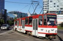 Estland / Straßenbahn Tallinn: KT4D - Wagen 147 (ehemals Erfurt) unterwegs als Linie 3. Aufgenommen im Juli 2013 am Platz  Viru väljak  in der Stadtmitte von Tallinn. 