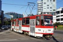 Estland / Straßenbahn Tallinn: KT4D - Wagen 154 (ehemals Erfurt) unterwegs als Linie 4. Aufgenommen im Juli 2013 am Platz  Viru väljak  in der Stadtmitte von Tallinn. 