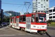 Estland / Straßenbahn Tallinn: KT4D - Wagen 154 (ehemals Erfurt) unterwegs als Linie 4. Aufgenommen im Juli 2013 am Platz  Viru väljak  in der Stadtmitte von Tallinn. 