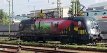 Der Taurus 470 505-8 der GySev stand im Vorfeld des Bahnhofes Budapest keleti-pu am 04.08.2015.
Wenig später wurde die Lok - mit der schicken Lackierung in Gedenken an den Mauerfall vor 25 Jahren - von der, auf einem anderen Foto zu sehen, 448 428 abgeschleppt. Sie schien defekt zu sein.