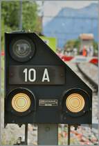 Selbst auf einem Zwergsignal wirkt der T Gauge HST winzig klein...
(Hinweis Fotostandpunkt: 100 Jahre BLS, das Zwergsignal für das Publikum zugänglichen Bericht in Ausserberg.)
7. Sept. 2013