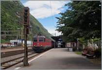 Eine  Re 10/10  mit einem Güterzug erreicht Biasca.  
23. Juni 2015