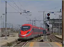 Der von Torino P.N nach Roma fahrende ETR 400  Frecciarossa 1000  verlässt Milano Centrale als FR 9631 und fährt ohne kommerziellen Halt weiter nach Roma Termini. 22. Juni 2015
