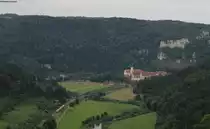 RE 28674 (Ulm Hbf-Donaueschingen) mit Schublok 218 410-9 bei Beuron 19.6.15