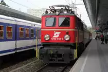 1040 013-3 bringt den Nostalgiezug Semmering, der während der Sommerzeit von Wien aus über den Semmering fährt nach Mürzzuschlag am Abend wieder zurück nach Wien, hier beim Halt zum Aussteigen in Wien Meidling , Mitte August 2015