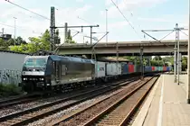 Am 13.08.2014 fuhr MRCE/CFL Cargo 185 557-6 mit einem Kistenzug aus Richtung Hafen durch Hamburg Harburg gen Maschen.