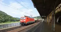 189 020-1 DB kommt durch Königstein(Sächsische Schweiz) mit einem langen gemischten Güterzug aus Bad-Schandau(D) nach Dresden-Friedrichstadt-(Gbf) und fährt in Richtung Dresden-Hbf.
Aufgenommen vom Bahnhof von Königstein(Sächsische Schweiz). 
Bei Sommerwetter am Nachmittag vom 17.7.2015.