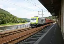 285 119-4 von Captrain kommt durch  Königstein(Sächsische Schweiz) mit einem langen Kohlenzug aus  Bad-Schandau(D) nach Dresden-Friedrichstadt-(Gbf) und fährt in Richtung Dresden-Hbf. 
Aufgenommen vom Bahnhof von Königstein(Sächsische Schweiz). 
Bei Sommerwetter am Nachmittag vom 17.7.2015. 