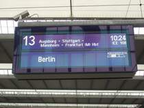 hier wird der ice 108 nach berlin ostbahnhof am m�nchener hauptbahnhof angek�ndigt. der ice 108 f�hrt von innsbruck hbf - jenbach - w�rgl hbf - kufstein - m�nchen ost - m�nchen hbf - m�nchen  pasing - augsburg hbf - ulm hbf - stuttgart hbf - mannheim hbf - frenkfurt (main) hbf - hanau hbf - fulda - kassel wilhelmsh�he - g�ttingen - hildesheim hbf - braunschweig hbf - berlin hbf - berlin ostbahnhof . 19.02.07