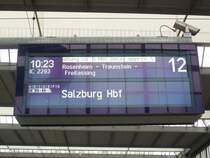 hier wird der ic 2293 nach salzburg hbf angek�ndigt der 5 minuten versp�tung hat . ic 2293 verkehrt von saarbr�cken hbf - homburg (saar)hbf - landstuhl - kaiserslautern hbf - neustadt (weinstr) hbf - ludwigshafen (rh) hbf - mannheim hbf - stuttgart hbf - ulm hbf - g�nzburg - augsburg hbf - m�nchen hbf - m�nchen ost - rosenheim - prien am chiemsee - traunstein - freilassing - salzburg hbf.entstanden am m�nchener hauptbahnhof .19.02.07